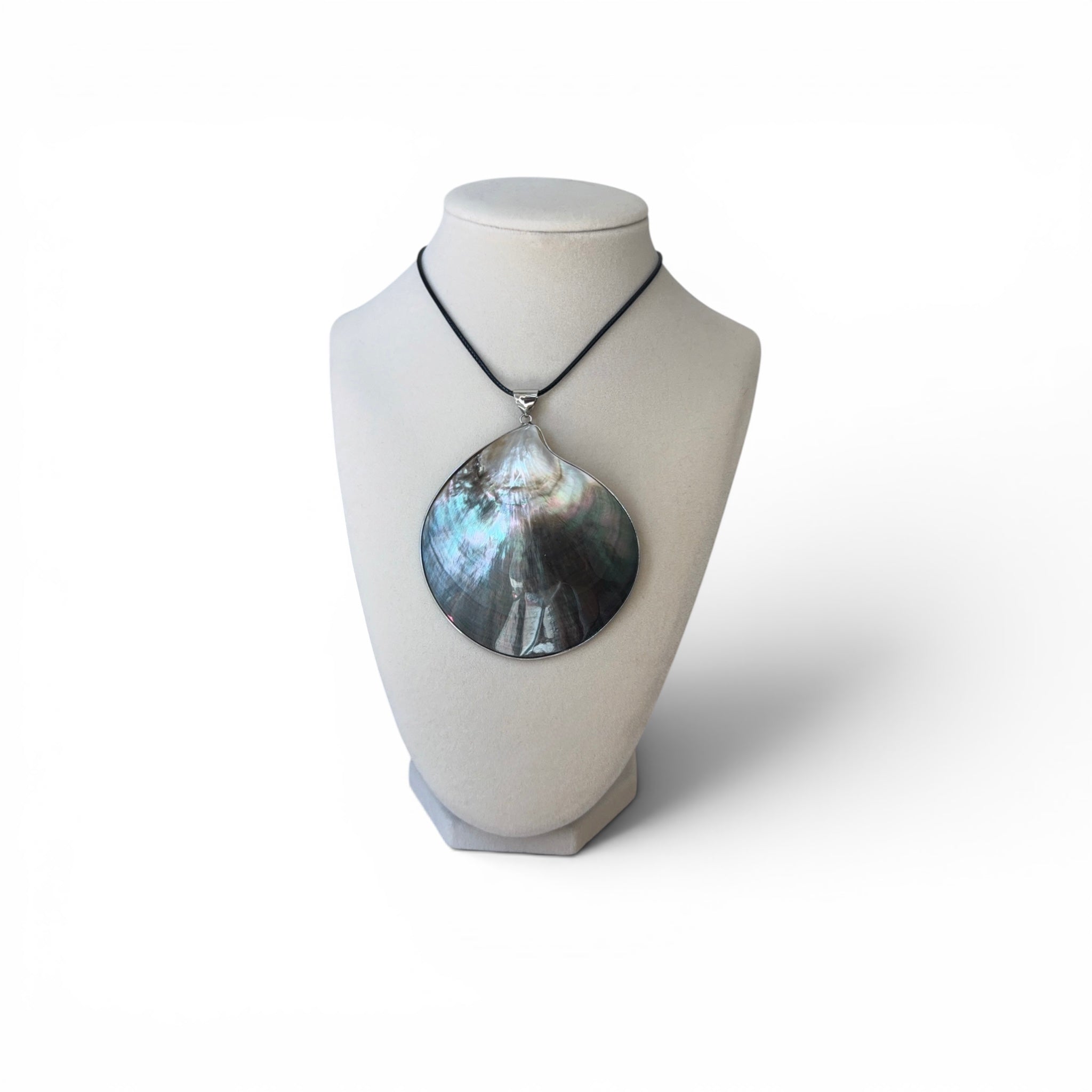 SHELL STATEMENT NECKLACE
