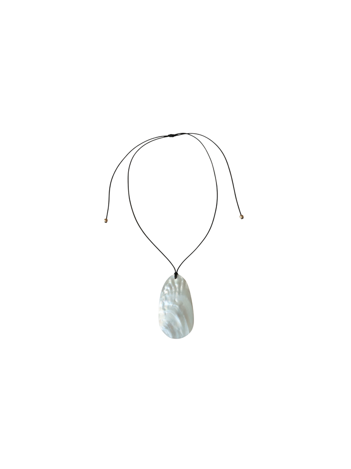 SHILA SHELL PENDANT NECKLACE